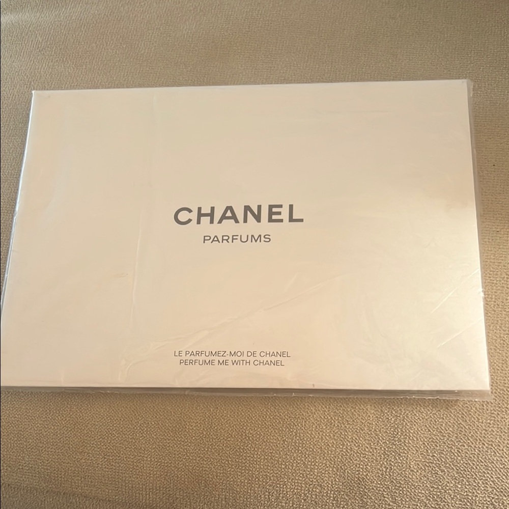 CHANEL Two Paper Mobile